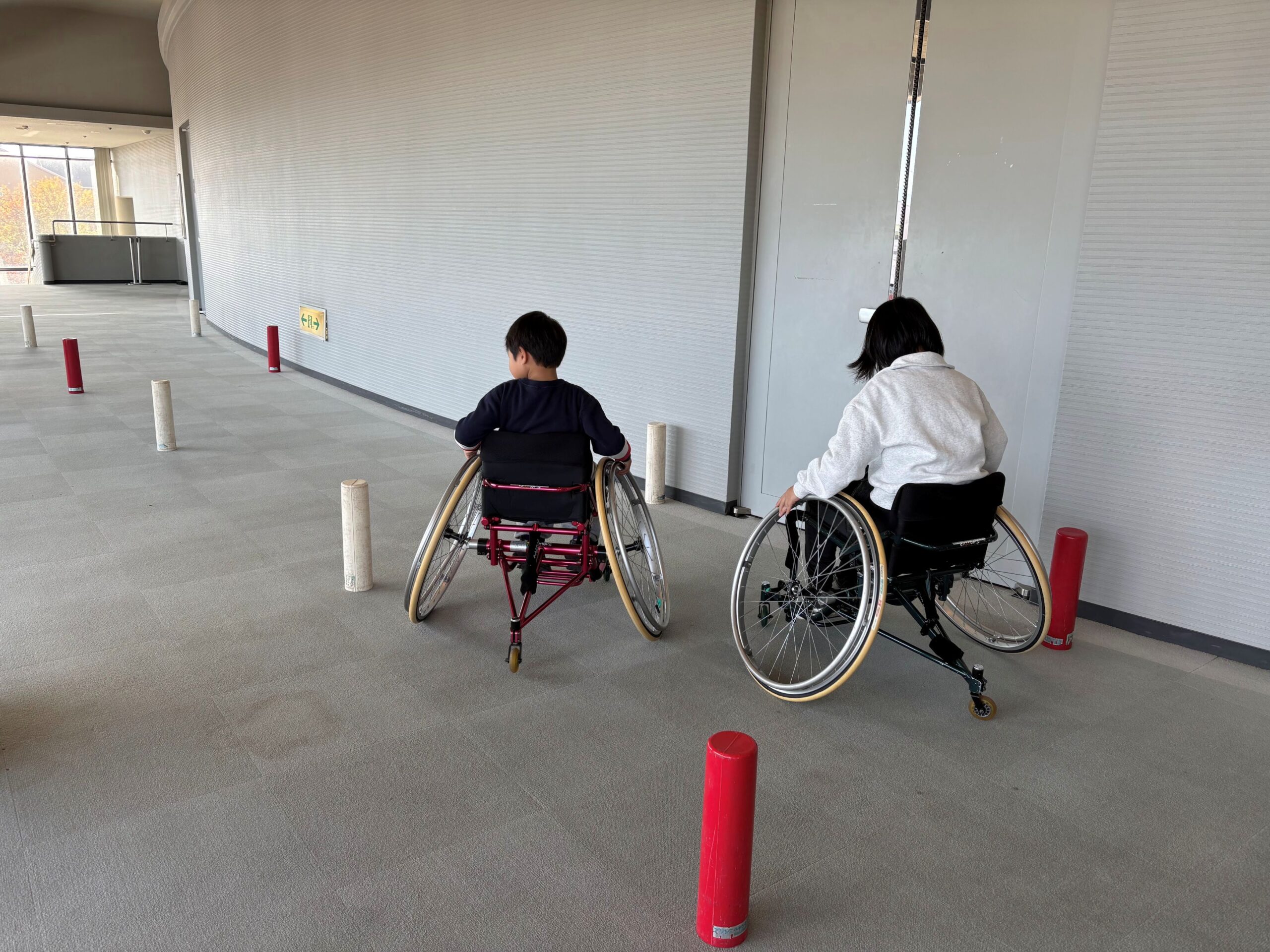 障がい疑似体験 車いす体験の様子